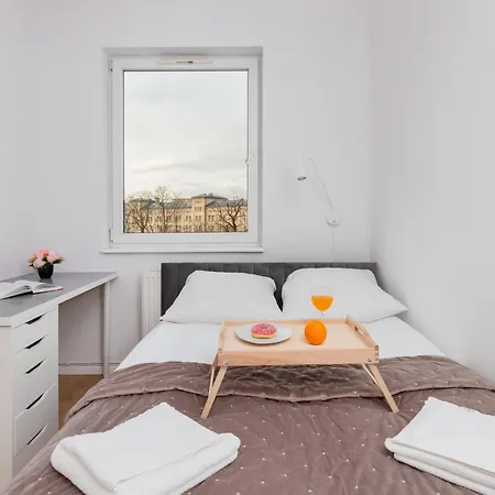 Spacious In The Centre Of By Rent Like 아파트